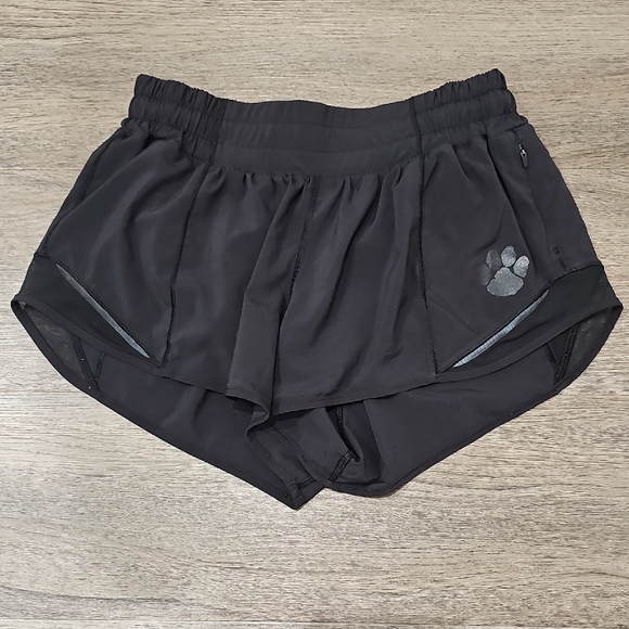 Lululemon Hotty Hot Short II 2.5" Black with Paw Print Special Edition Size 6 - Picture 1 of 7